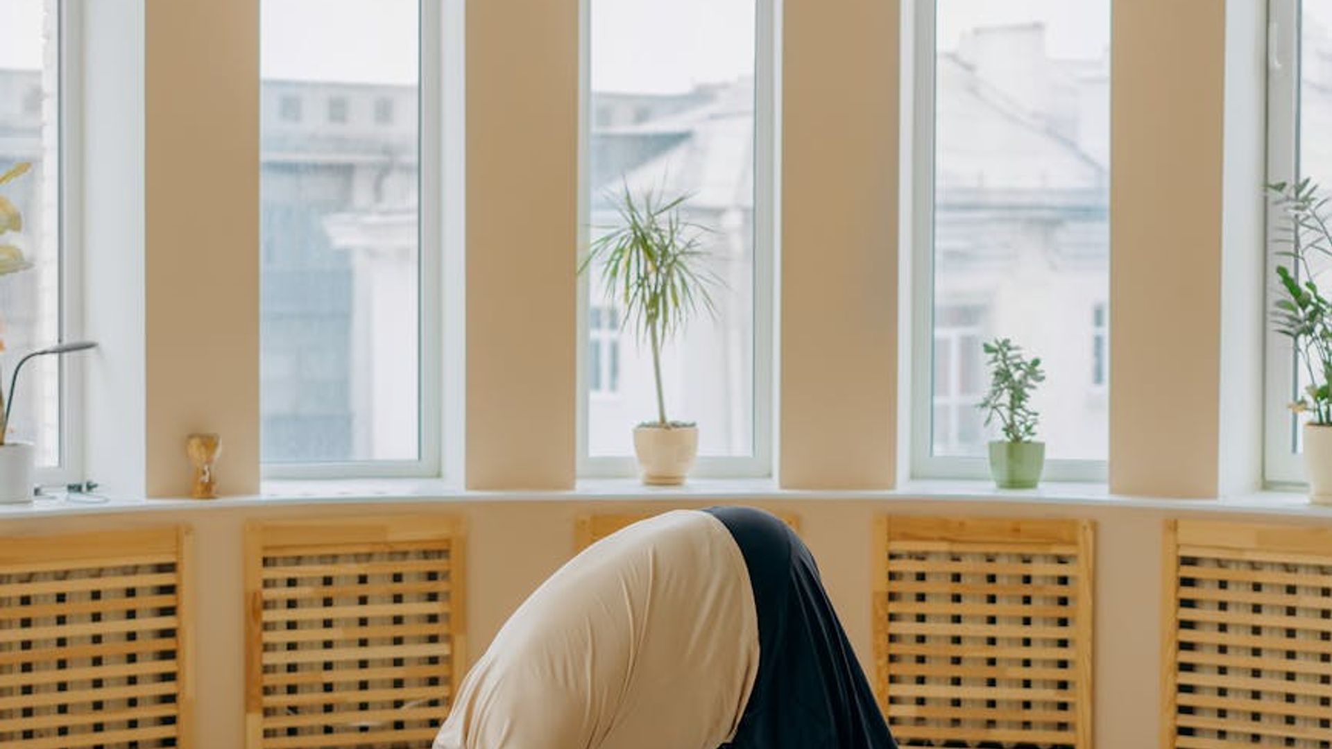 Calm and spacious room with soft light, perfect for yoga practice.